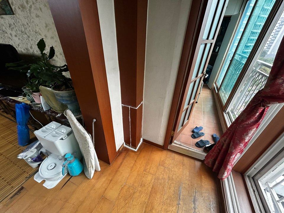 잘라낸 가벽을 실리콘으로 다시 붙인 윗집