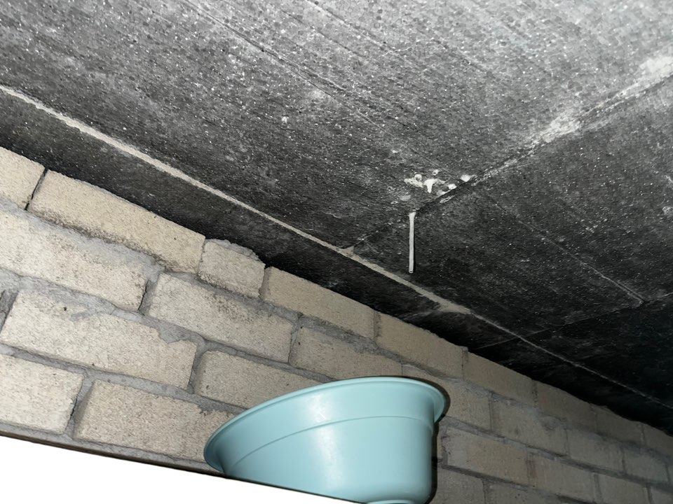 아랫집 천장 안. 샤워부스와 세면대 사이로 석회가 하얗게 번지고 고드름이 맺혀 물을 받고 있었습니다