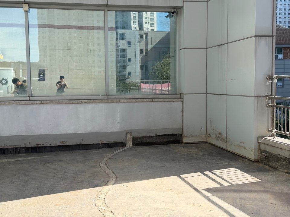 화단을 철거한 옥상. 이 아래가 사무실 천장입니다