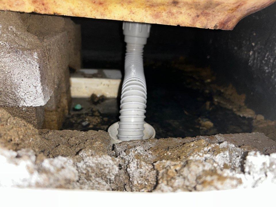 새 자바라로 교체해 하수관에 끼운 모습