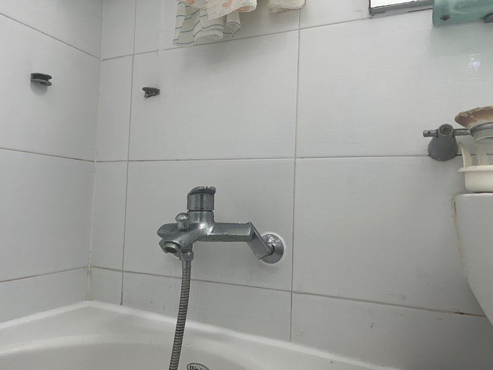 뚫린 줄눈을 메워 두었습니다. 리모델링 전까지의 임시 조치입니다