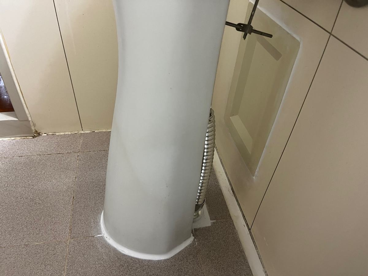 세면대 다리를 복구한 자리