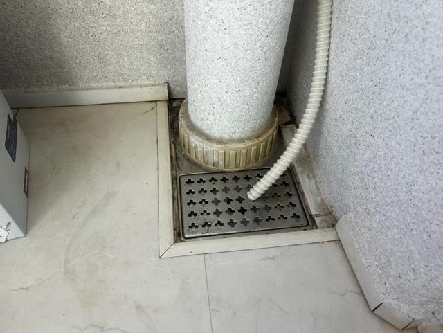 베란다 우수관 자리. 이 뒤 벽지가 젖었습니다