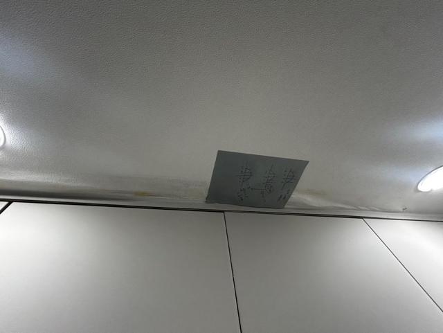 아랫집 주방 천장. 우수관과 맞닿은 쪽입니다