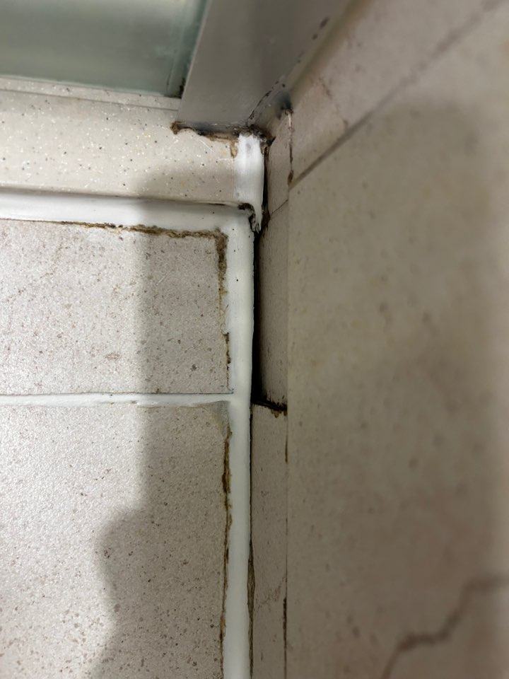 바닥 가장자리 실리콘이 다 떠 있었습니다